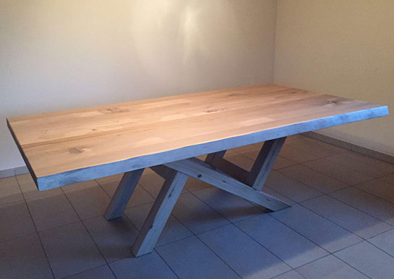 Rustikaler Tisch aus Vollholz