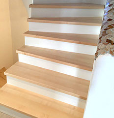 Treppe mit Auftritte aus Holz