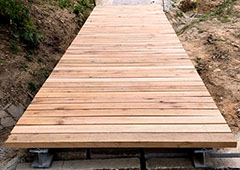 Holzbrücke aus Vollholz