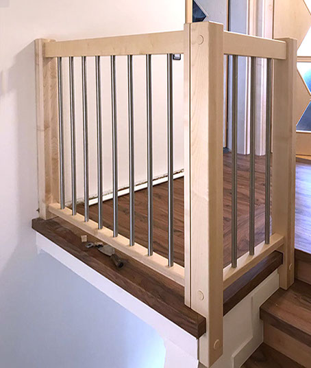 Stiegengeländer aus Holz und Metall