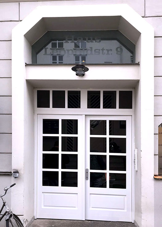 Haustür mit Doppelflügel in weiss