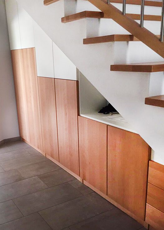 Treppe und Einbauchschrank mit Auftritten aus Holz