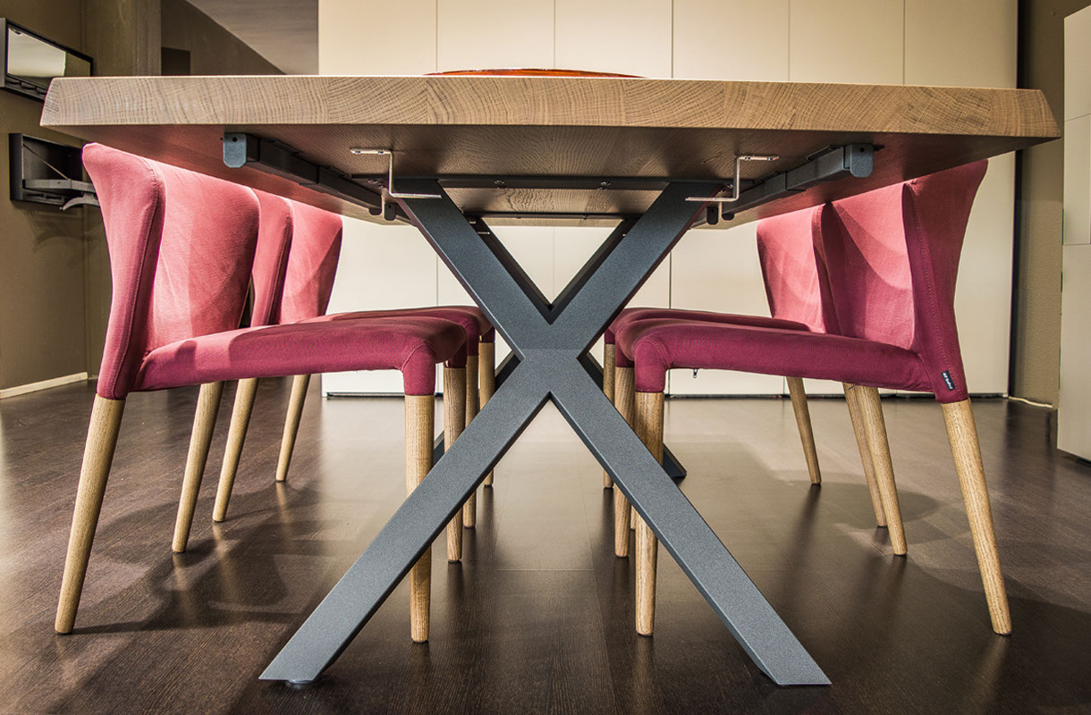 Imagefoto: moderner Esstisch mit Sesseln