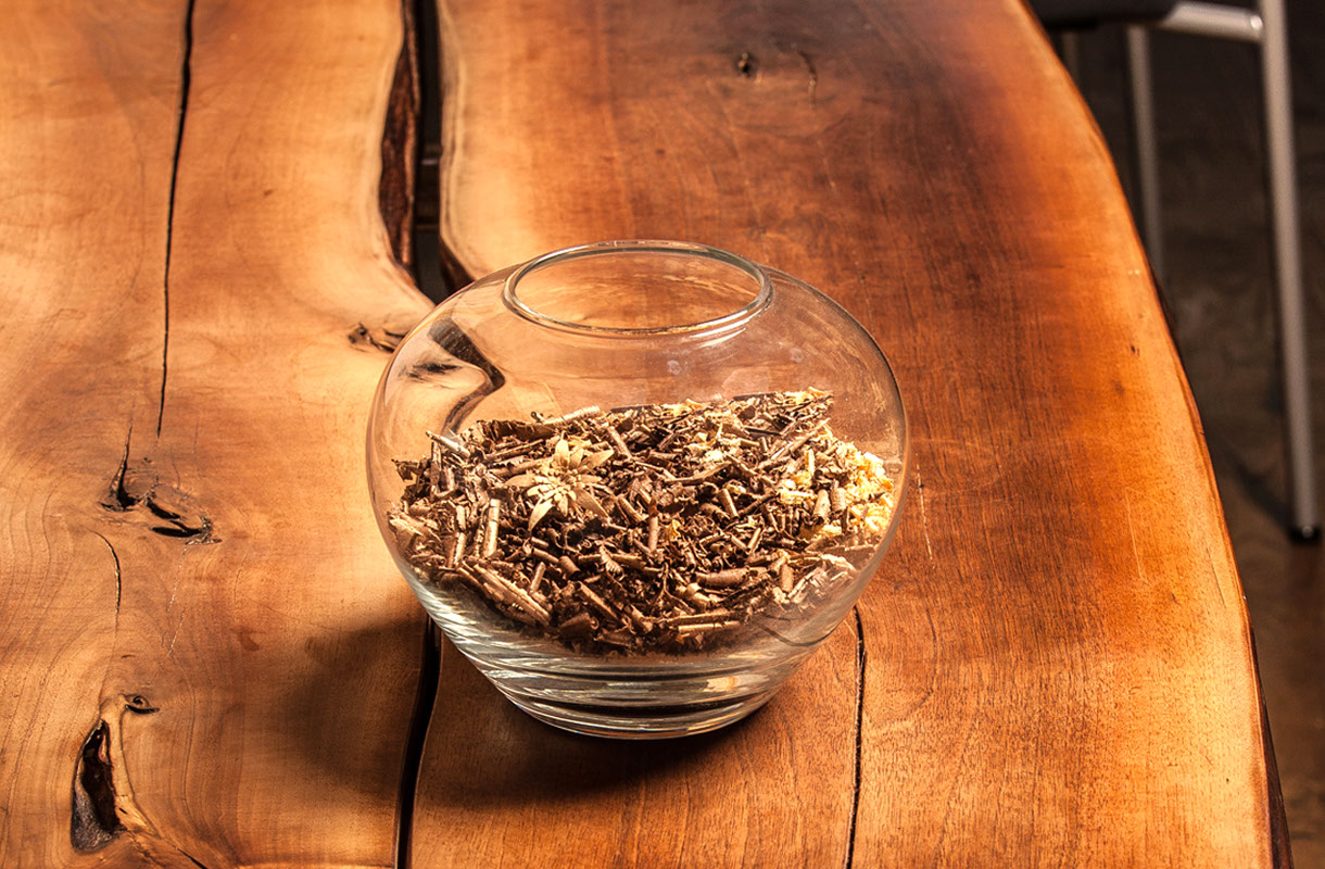 Imagefoto; Rustikale Tischplatte mit Astlöchern und rissen