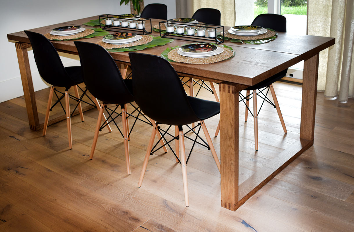 Imagefoto; Massiver Esstisch mit modernen Sesseln