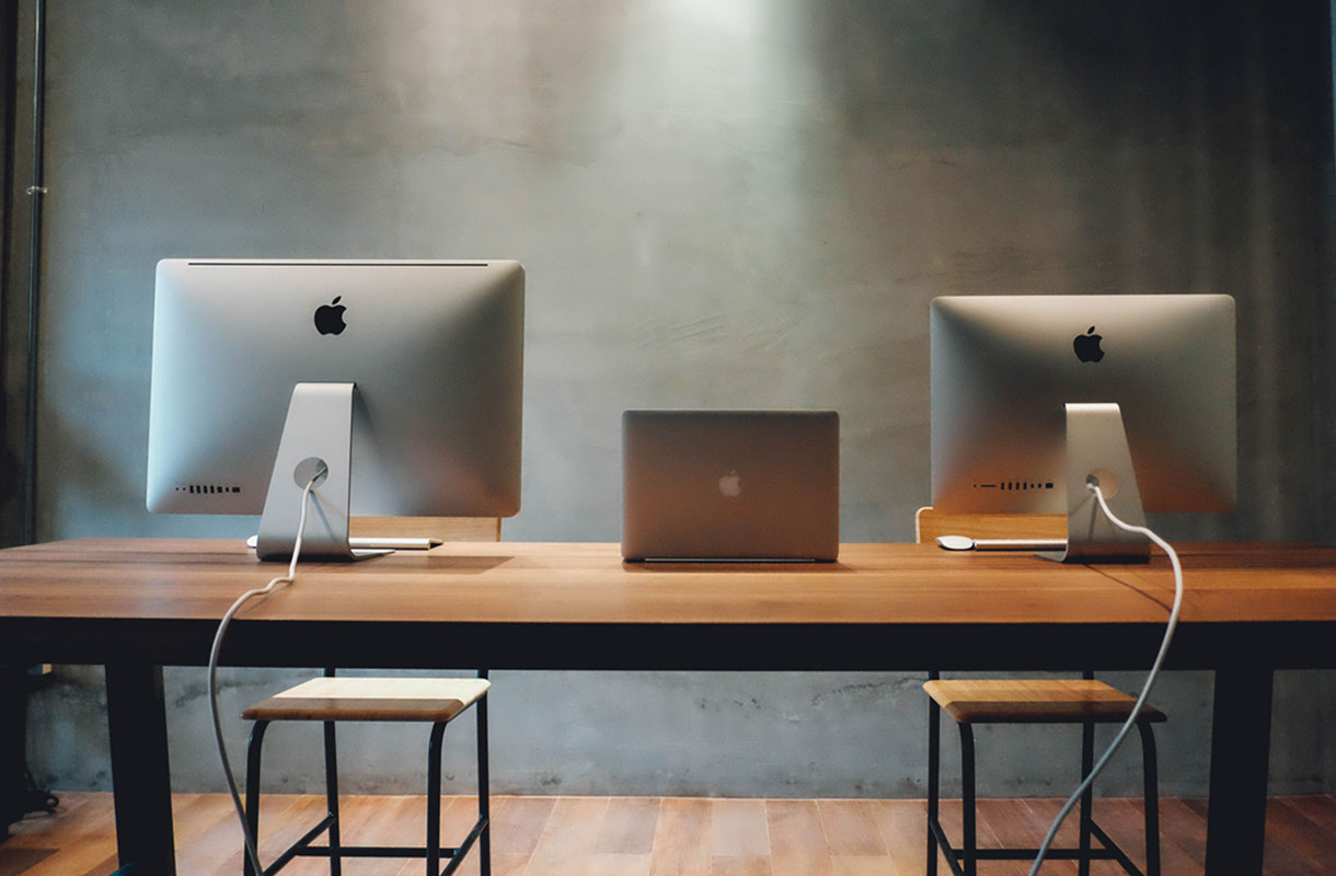 Imagefoto: Büro Schreibtisch mit Imac un Mac Book