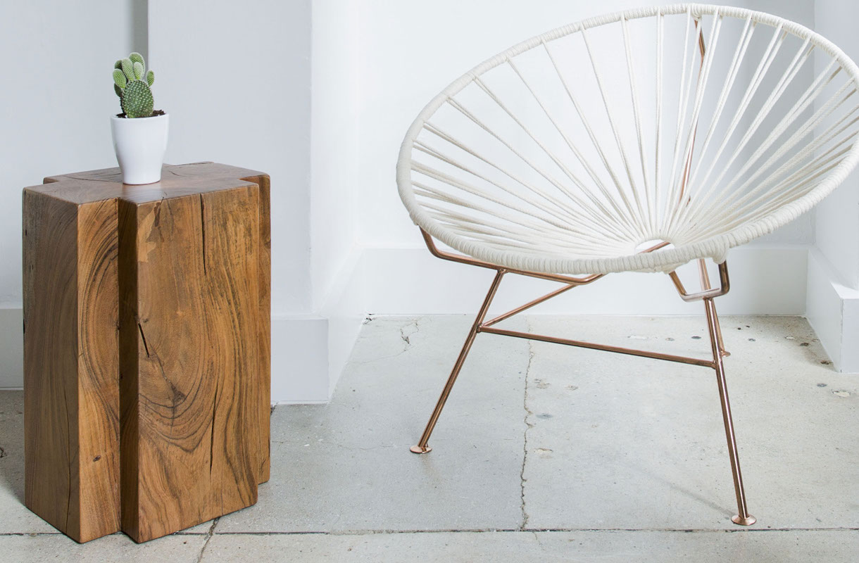 Imagefoto: Rustikaler Holzblock als Beistelltisch und Designersessel